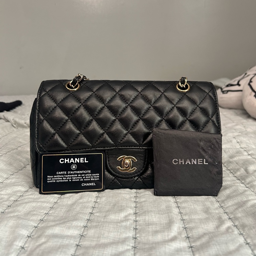 CHANEL CLASSIC M/L LEATHER DOUBLE FLAP